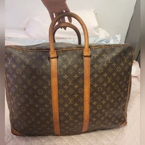 Louis vuitton travel bag 🥰 . .